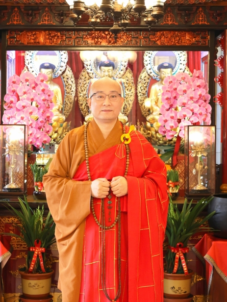 宏明大和尚於佛前(二)