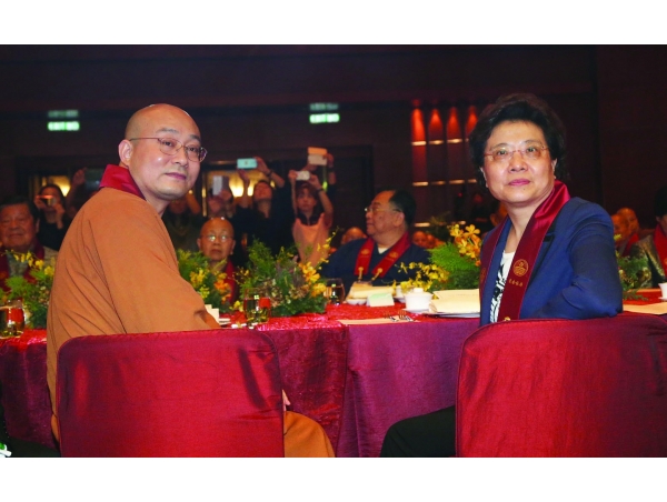 1. 宏明大和尚陪同中聯辦仇鴻副主任觀看晚宴開場表演（攝影：李傑飛）